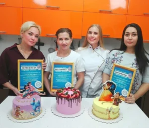 Фотография жены автора Екатерины Мулюковой с её ученицами в кондитерской школе