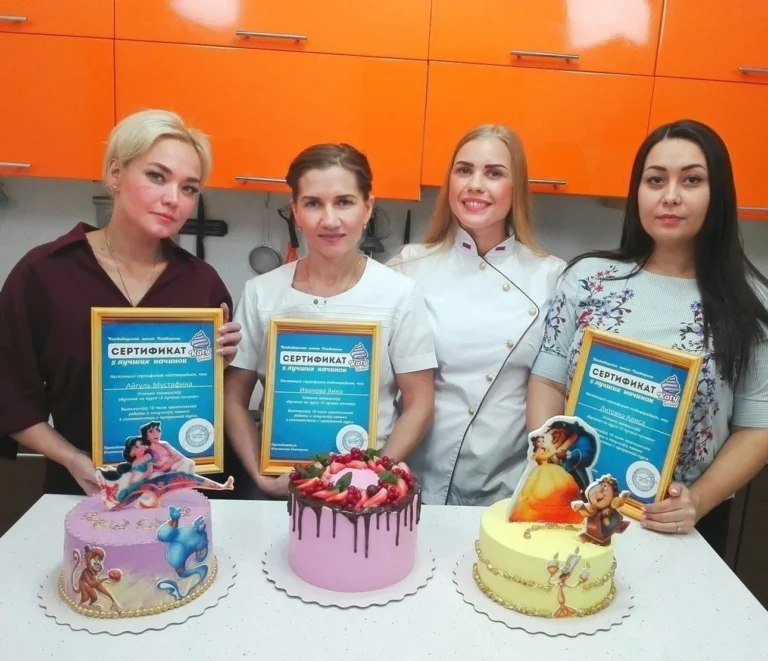 Фотография жены автора Екатерины Мулюковой с её ученицами в кондитерской школе