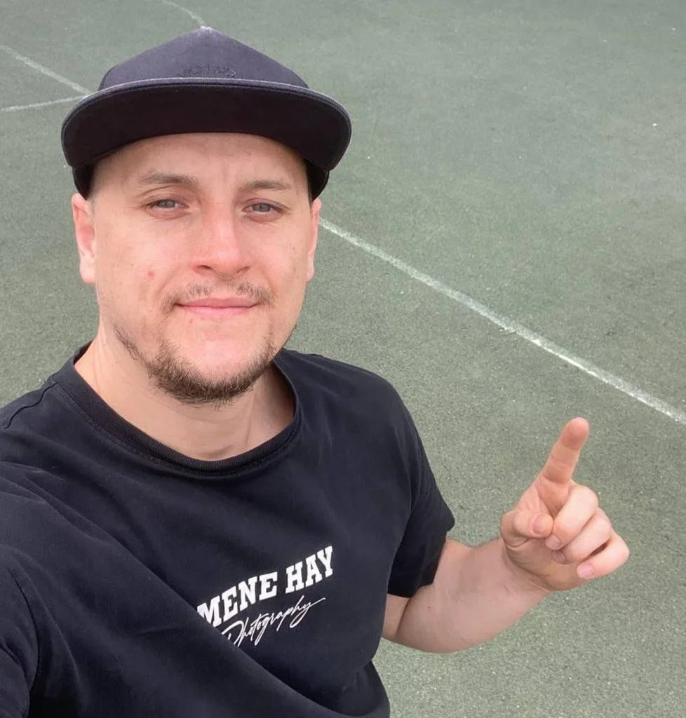 Графический блок с текстом "Империя ИИ строится сегодня" и призывом заполнить форму на бесплатную Zoom-диагностику, где создатель проекта расскажет, как начать зарабатывать от 50 000 до 100 000 рублей в месяц. Кнопка "Заполнить форму" и подпись "Стань первопроходцем Красных Легионеров, идущих захватывать рынок будущего 2035".